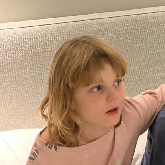 Charlene de Monaco a partagé des photos de ses jumeaux Jacques et Gabriella de Monaco. Gabriella s'est coupée les cheveux et en a fait profiter son frère. Le 2 septembre 2022.
 
