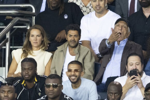 Jamel Debbouze et Mélissa Theuriau assistent au match aller de la Ligue des Champions entre le Paris Saint-Germain contre la Juventus (2-1) au Parc des Princes à Paris le 6 septembre 2022.