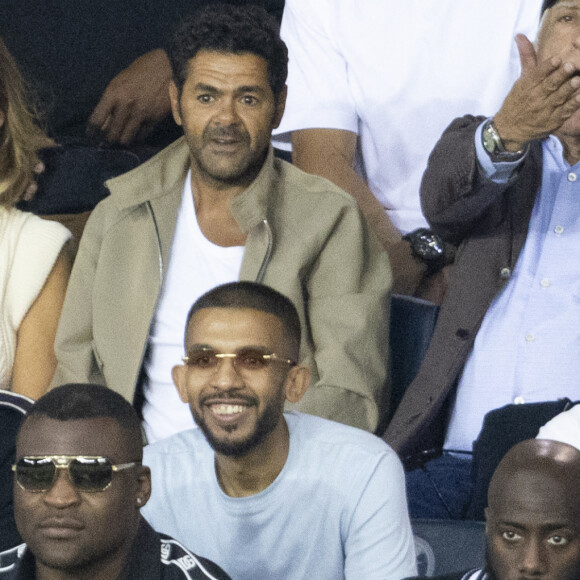 Jamel Debbouze et Mélissa Theuriau assistent au match aller de la Ligue des Champions entre le Paris Saint-Germain contre la Juventus (2-1) au Parc des Princes à Paris le 6 septembre 2022.