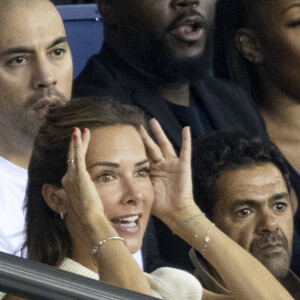 Mélissa Theuriau et son mari Jamel Debbouze - People assistent au match aller de la Ligue des Champions entre le Paris Saint-Germain contre la Juventus (2-1) au Parc des Princes à Paris le 6 septembre 2022.  People attend the first leg of the Champions League between Paris Saint-Germain against Juventus (2-1) at the Parc des Princes in Paris on September 6, 2022. 