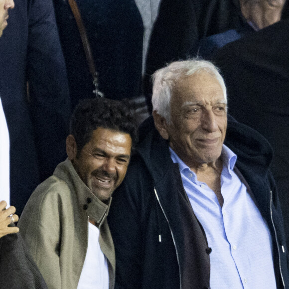 Jamel Debbouze et Gérard Darmon assistent au match aller de la Ligue des Champions entre le Paris Saint-Germain contre la Juventus (2-1) au Parc des Princes à Paris le 6 septembre 2022.