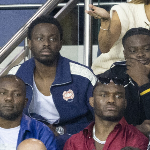 Dadju et son frère - People assistent au match aller de la Ligue des Champions entre le Paris Saint-Germain contre la Juventus (2-1) au Parc des Princes à Paris le 6 septembre 2022.