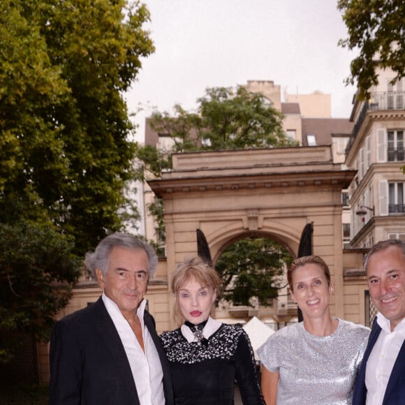 Exclusif - Bernard-Henri Lévy (BHL) et sa femme Arielle Dombasle, Benjamin Patou (PDG de Moma Group) et sa femme Emilie - Moma Group fête son 10ème anniversaire à l'hôtel Salomon de Rothschild à Paris le 5 septembre 2022. Promoteur d'un art de vivre à la française, le PDG de Moma Group promet de créer 40 nouvelles adresses à travers le monde en faisant rayonner ses concepts emblématiques que sont Café Pérouse, Noto, Casa Amour et Mimosa. © Rachid Bellak/Bestimage 