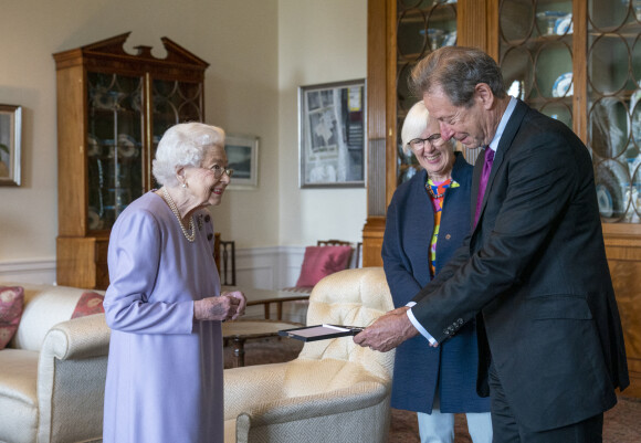 La reine Elisabeth II d'Angleterre lors de la remise de la Médaille de la musique de Sa Majesté pour l'année 2021 à John Wallace dans son palais d'Edimbourg. Le 28 juin 2022 
