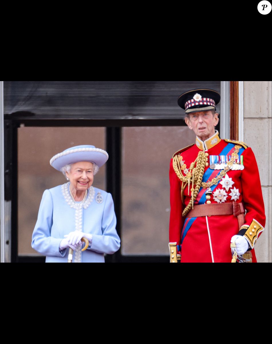 La reine Elizabeth II d'Angleterre, le prince Edward, duc de Kent - La famille royale au balcon lors de la parade militaire "Trooping the Colour" dans le cadre de la célébration du jubilé de platine de la reine Elizabeth II à Londres, le 2 juin 2022.