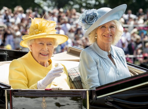 La reine Elizabeth II d'Angleterre, Camilla Parker Bowles de la 2e journée des courses hippiques "Royal Ascot", le 21 juin 2017.