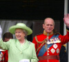 La reine Elizabeth II et le prince Philip - Trooping the color 2002 à Buckingham Palace. Londres.
