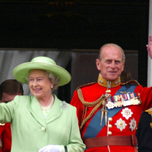 La reine Elizabeth II et le prince Philip - Trooping the color 2002 à Buckingham Palace. Londres.