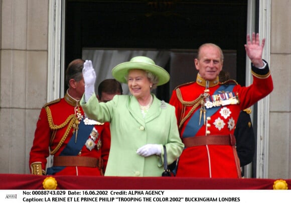 La reine Elizabeth II et le prince Philip - Trooping the color 2002 à Buckingham Palace. Londres.