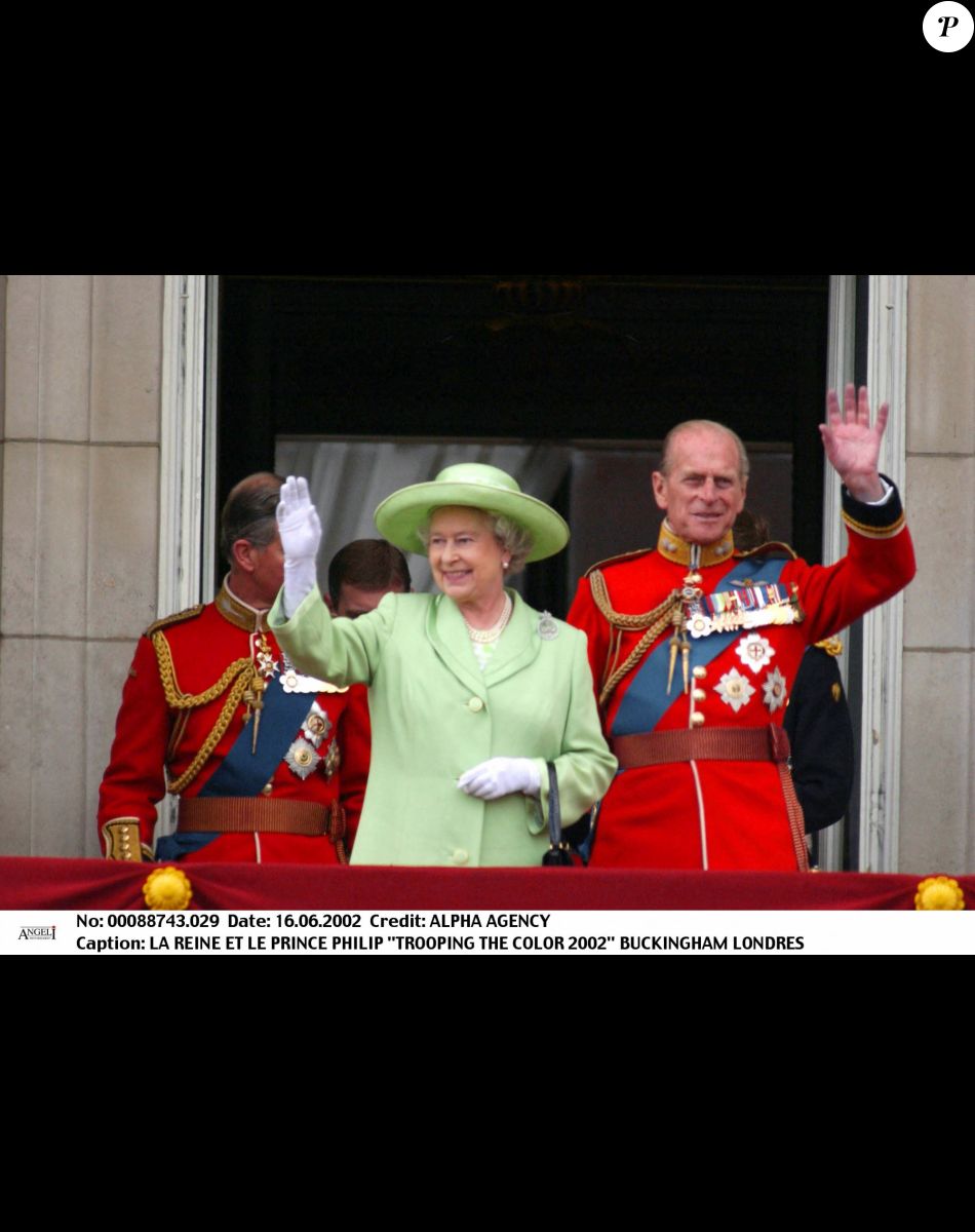 La reine Elizabeth II et le prince Philip - Trooping the color 2002 à Buckingham Palace. Londres.