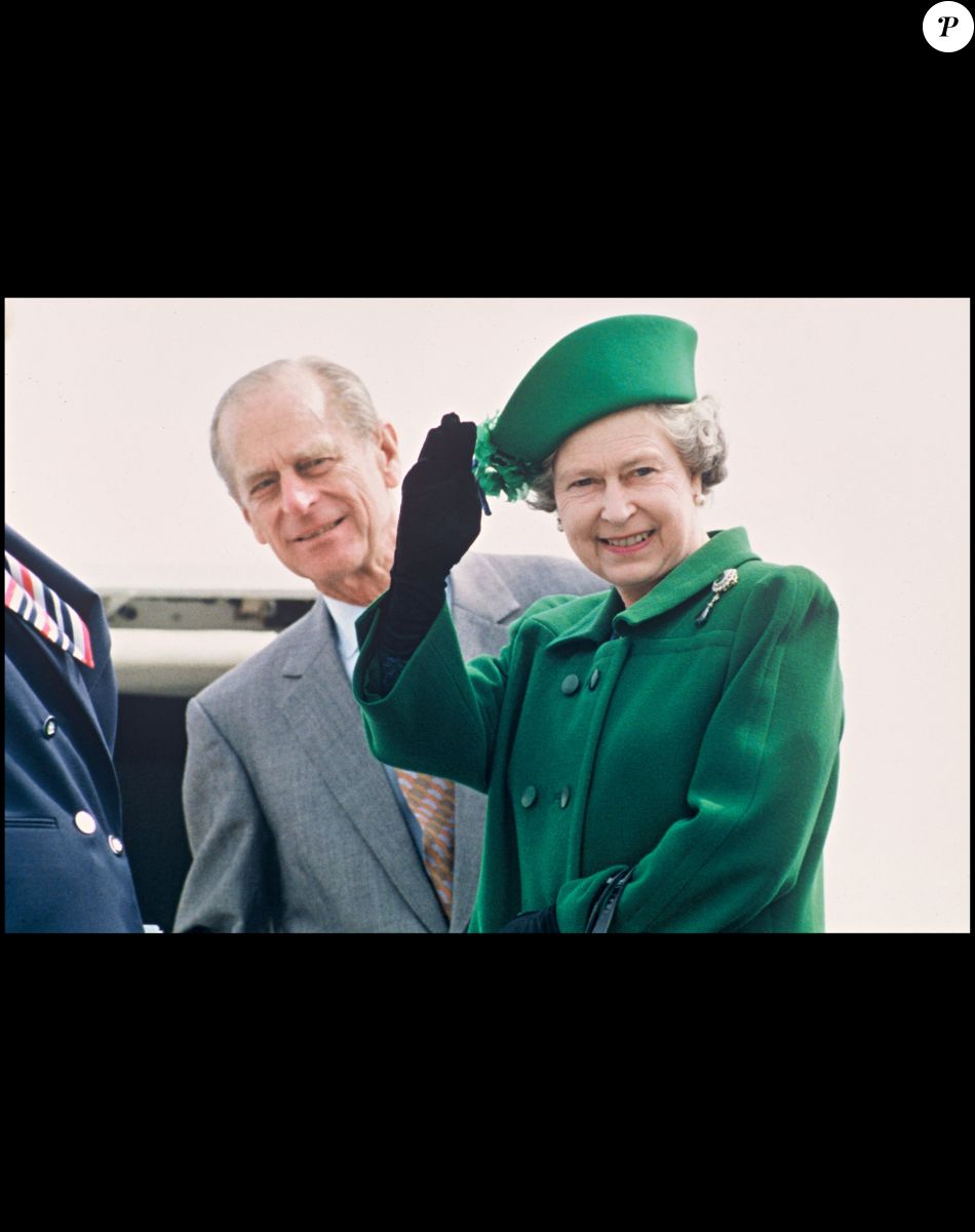 Archives - La reine Elizabeth d'Angleterre et le prince Philip à l'aéroport d'Heathrow en 1989.