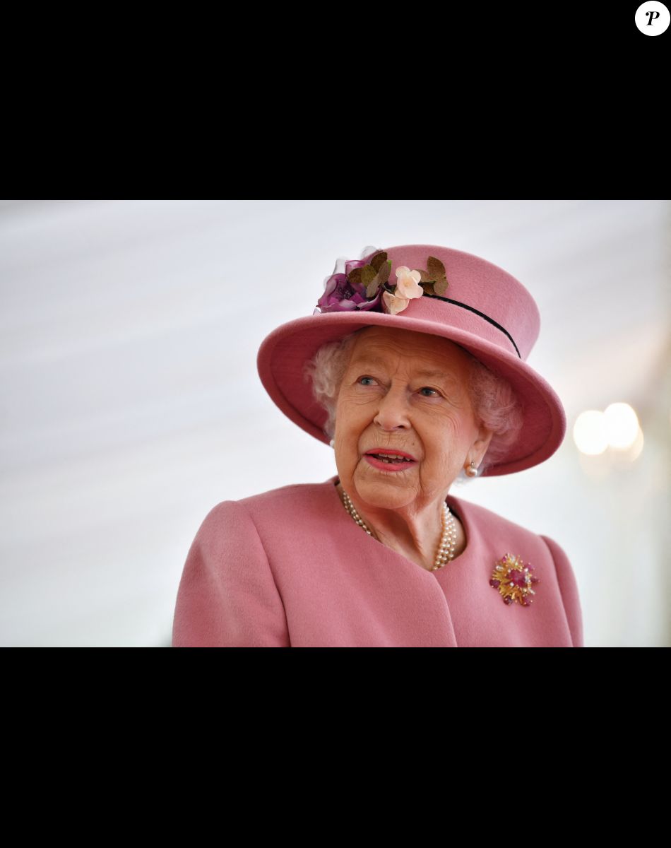 La reine Elizabeth II d'Angleterre visite le laboratoire des sciences et de la technologie de la défense (DSTL) à Porton Down, le 15 octobre 2020.