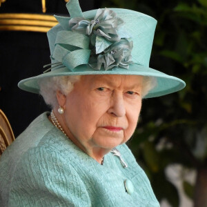 La reine Elizabeth II d'Angleterre assiste à une cérémonie militaire célébrant son anniversaire au château de Windsor dans le Bershire.