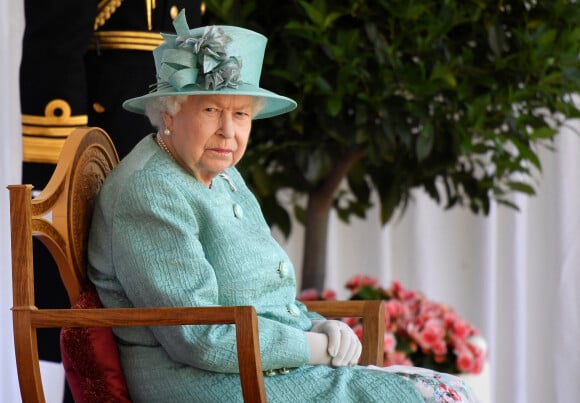La reine Elizabeth II d'Angleterre assiste à une cérémonie militaire célébrant son anniversaire au château de Windsor dans le Bershire.