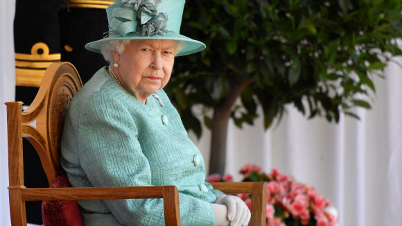 Mort d'Elizabeth II : pourquoi la reine d'Angleterre portait-elle toujours des couleurs très vives ?