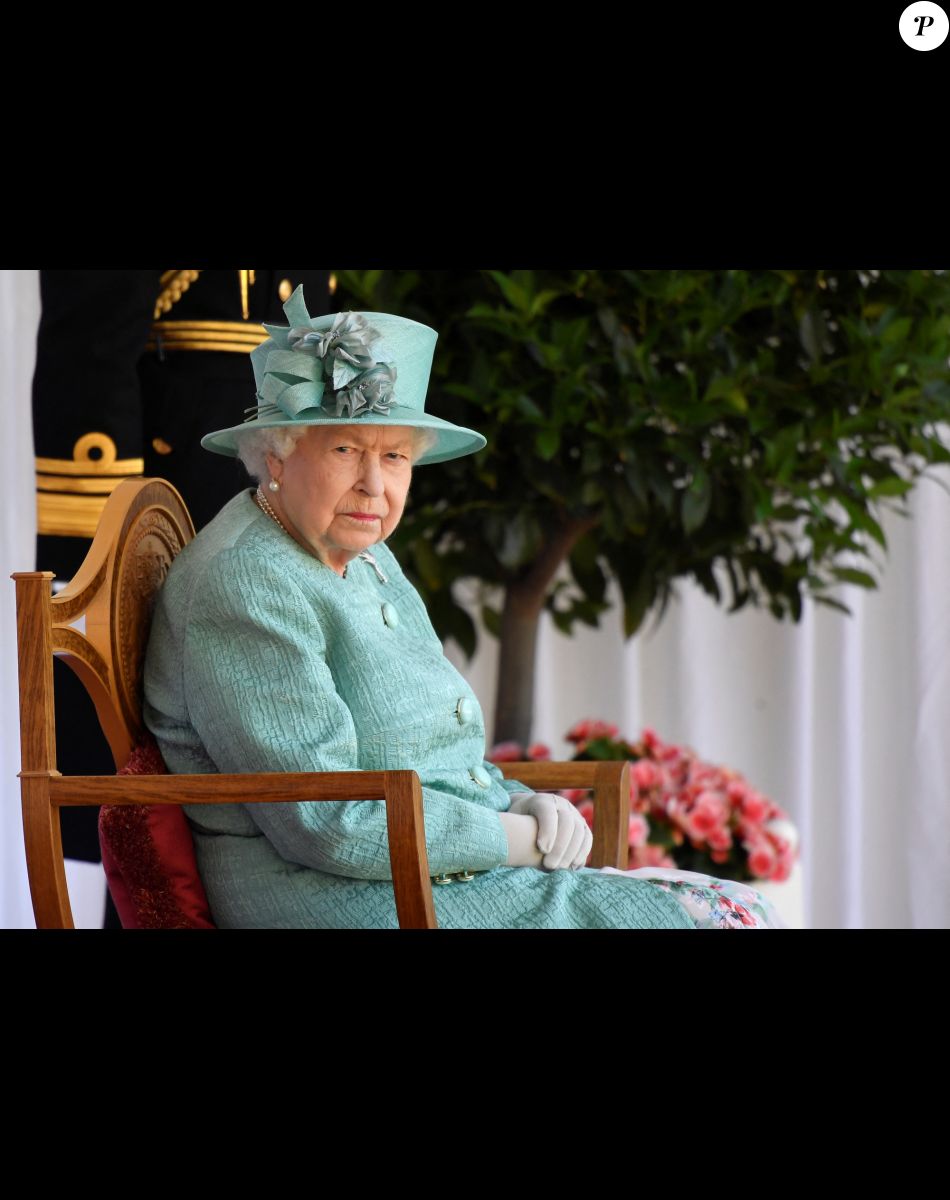 La reine Elizabeth II d'Angleterre assiste à une cérémonie militaire célébrant son anniversaire au château de Windsor dans le Bershire.