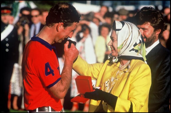 Archives - La reine Elizabeth II d'Angleterre et son fils le prince CHarle à Windsor lors d'un match de polo. 1998.