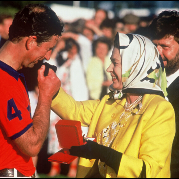 Archives - La reine Elizabeth II d'Angleterre et son fils le prince CHarle à Windsor lors d'un match de polo. 1998.