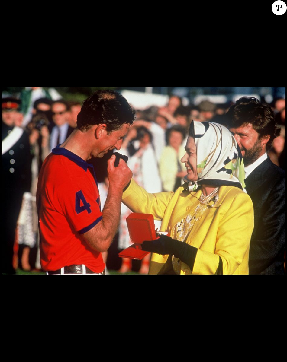 Archives - La reine Elizabeth II d'Angleterre et son fils le prince CHarle à Windsor lors d'un match de polo. 1998.