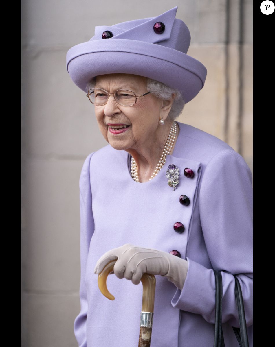 La reine Elizabeth II assiste à un défilé de loyauté des forces armées dans les jardins du palais de Holyroodhouse, à Édimbourg. Le 28 juin 2022.