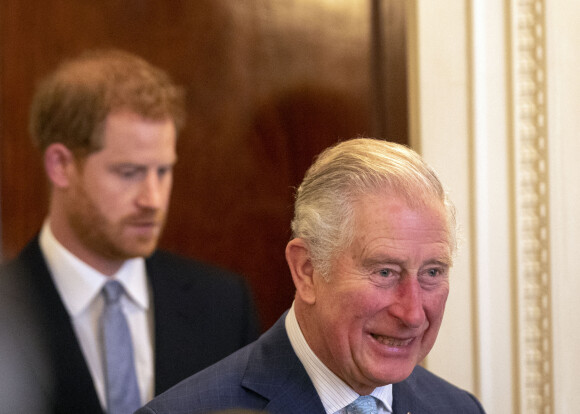 Le prince Charles et le prince Harry, duc de Sussex, lors d'un forum sur les crimes violents chez les jeunes à la Clarence House à Londres. Le 12 décembre 2018 