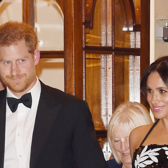 Le prince Harry, duc de Sussex, et Meghan Markle (enceinte), duchesse de Sussex quittent la soirée Royal Variety Performance à Londres le 19 novembre 2018. 