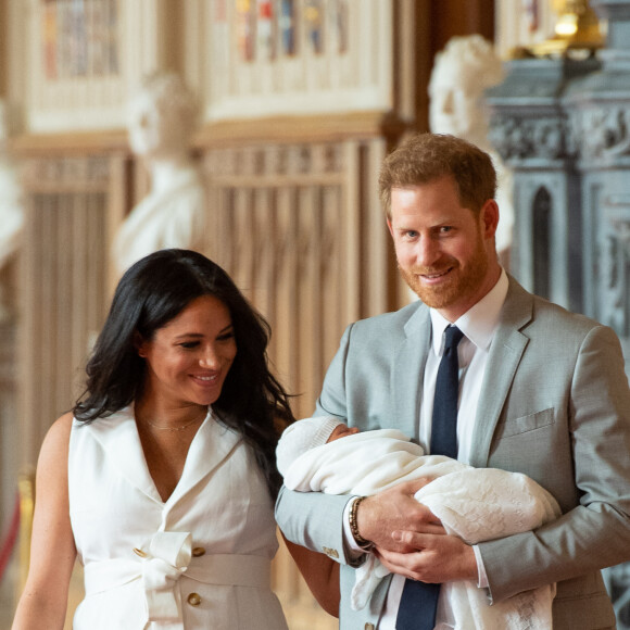 Le prince Harry et Meghan Markle, duc et duchesse de Sussex, présentent leur fils Archie dans le hall St George au château de Windsor le 8 mai 2019. 