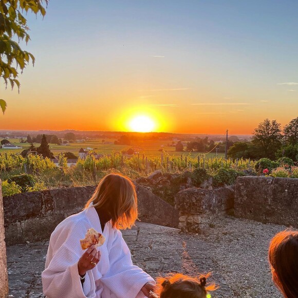 Hugo Clément partage une photo d'Alexandra Rosenfeld, Jim et Ava