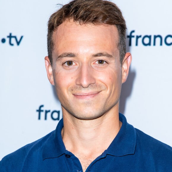 Hugo Clément lors du photocall dans le cadre de la conférence de presse de France Télévisions au Pavillon Gabriel à Paris, France, le 24 août 2021. © Pierre Perusseau/Bestimage 