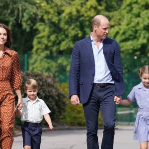 Le prince William, duc de Cambridge et Catherine Kate Middleton, duchesse de Cambridge accompagnent leurs enfants George, Charlotte et Louis à l'école Lambrook le 7 septembre 2022. 