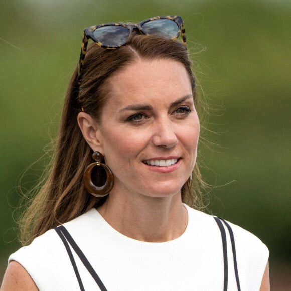 Catherine (Kate) Middleton, duchesse de Cambridge, assiste au match de polo caritatif Out-Sourcing Inc au Guards Polo Club, Smiths Lawn à Windsor le 6 juillet 2022. 