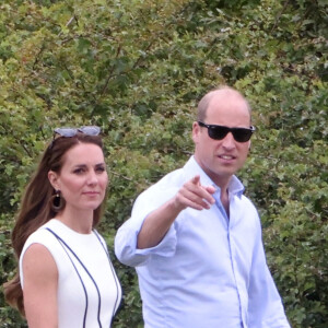 Le prince William, duc de Cambridge, et Catherine (Kate) Middleton, duchesse de Cambridge, arrivent au match de polo caritatif Out-Sourcing Inc au Guards Polo Club, Smiths Lawn à Windsor, Royaume Uni, le 6 juillet 2022. 