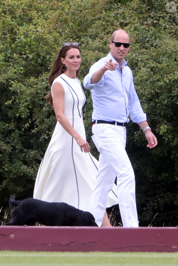Le prince William, duc de Cambridge, et Catherine (Kate) Middleton, duchesse de Cambridge, arrivent au match de polo caritatif Out-Sourcing Inc au Guards Polo Club, Smiths Lawn à Windsor, Royaume Uni, le 6 juillet 2022. 