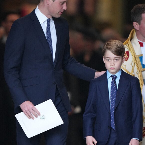 Le prince William, duc de Cambridge, et son fils le prince George de Cambridge lors du service d'action de grâce en hommage au prince Philip, duc d'Edimbourg, à l'abbaye de Westminster à Londres, Royaume Uni, le 29 mars 2022. Le prince Philip, duc d'Edimbourg, est décédé le 9 avril 2021. © Julien Burton/Bestimage 