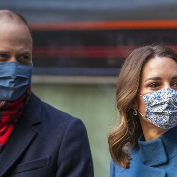 Le prince William et Catherine Kate Middleton, duchesse de Cambridge, arrivent en train à la gare d'Édimbourg-Waverley lors du deuxième jour de leur tournée à travers le Royaume-Uni, le 7 décembre 2020. Le couple est accueilli par Sandra Cumming et la joueuse de cornemuse Louise Marshall. 