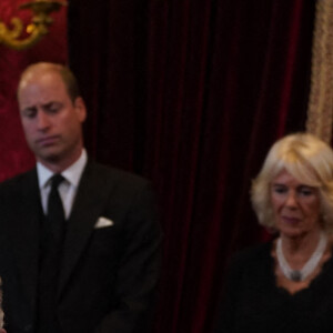 Le prince William, prince de Galles, la reine consort Camilla Parker Bowles, le roi Charles III d'Angleterre - Personnalités lors de la cérémonie du Conseil d'Accession au palais Saint-James à Londres, pour la proclamation du roi Charles III d'Angleterre. Le 10 septembre 2022 