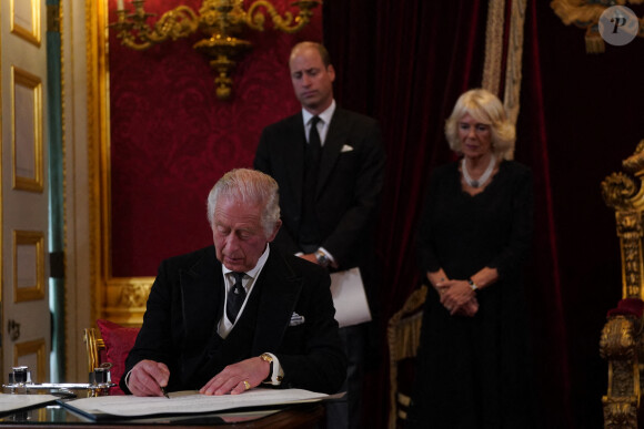 Le prince William, prince de Galles, la reine consort Camilla Parker Bowles, le roi Charles III d'Angleterre - Personnalités lors de la cérémonie du Conseil d'Accession au palais Saint-James à Londres, pour la proclamation du roi Charles III d'Angleterre. Le 10 septembre 2022 