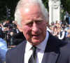 Le roi Charles III d'Angleterre visite le parterre de fleurs en hommage à sa défunte mère, la reine Elisabeth II, à son arrivée au palais de Buckingham à Londres. Le 9 septembre 2022 