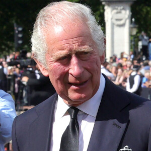 Le roi Charles III d'Angleterre visite le parterre de fleurs en hommage à sa défunte mère, la reine Elisabeth II, à son arrivée au palais de Buckingham à Londres. Le 9 septembre 2022 