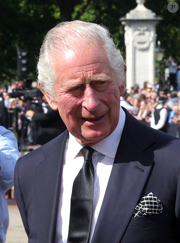 Le roi Charles III d'Angleterre visite le parterre de fleurs en hommage à sa défunte mère, la reine Elisabeth II, à son arrivée au palais de Buckingham à Londres. Le 9 septembre 2022 