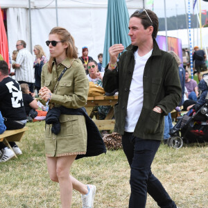 La princesse Béatrice d'York et son mari Edoardo Mapelli Mozzi aperçus au festival musical de Glastonbury le 24 juin 2022. 