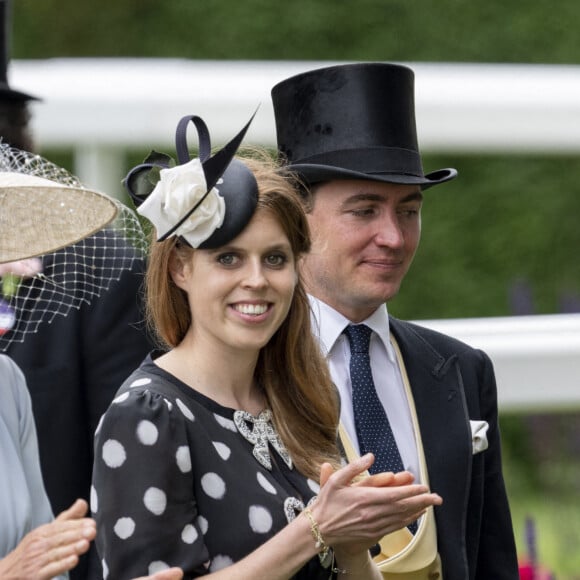 La princesse Beatrice d'York et son mari Edoardo Mapelli Mozzi lors du cinquième et dernier jour de la Royal Ascot 2022 à l'hippodrome d'Ascot, Berkshire, Royaume Uni, le 18 juin 2022. 