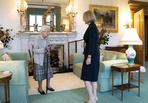 La reine Elisabeth II d'Angleterre reçoit Liz Truss, nouvelle Première ministre britannique, à Balmoral pour lui demander de former un nouveau gouvernement. La veille, Liz Truss avait été désigné à 57 % des voix comme leader du parti conservateur. 