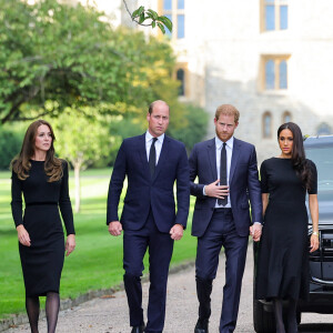 La princesse de Galles Kate Catherine Middleton, le prince de Galles William et le prince Harry, duc de Sussex et Meghan Markle, duchesse de Sussex à la rencontre de la foule devant le château de Windsor, suite au décès de la reine Elisabeth II d'Angleterre. Le 10 septembre 2022 