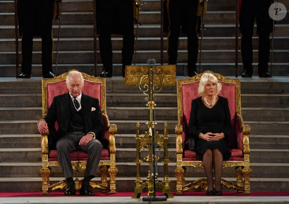 Le roi Charles III d'Angleterre et la reine consort Camilla Parker Bowles - Les deux Chambres du Parlement se réunissent pour une cérémonie de condoléances à Westminster Hall à Londres, suite au décès de la reine Elisabeth II d'Angleterre. Le 12 septembre 2022 