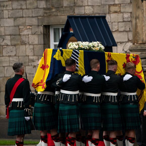 La princesse Anne d'Angleterre - La famille royale d'Angleterre à l'arrivée du cercueil de la reine Elisabeth II d'Angleterre au palais Holyroodhouse à Edimbourg. Le 11 septembre 2022 