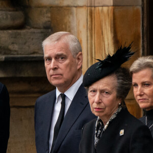 Timothy Laurence, la princesse Anne d'Angleterre, le prince Andrew, duc d'York, la comtesse Sophie de Wessex, le prince Edward, comte de Wessex - La famille royale d'Angleterre à l'arrivée du cercueil de la reine Elisabeth II d'Angleterre au palais Holyroodhouse à Edimbourg. Le 11 septembre 2022 