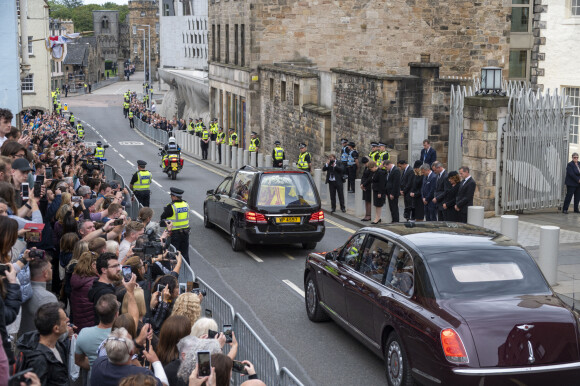 La voiture de la princesse Anne d'Angleterre - Les britanniques rendent hommage à la reine Elisabeth II d'Angleterre, lors de l'arrivée de son cercueil à Edimbourg. Le 11 septembre 2022 