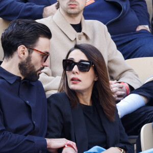 Sofia Essaïdi et son compagnon Adrien Galo - People dans les tribunes lors des Internationaux de France de Tennis de Roland Garros 2022 à Paris le 29 mai 2022. © Cyril Moreau/Bestimage 