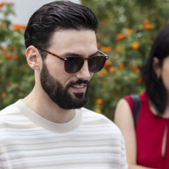Sofia Essaïdi et son compagnon Adrien Galo s'embrassent en marge du Photocall du film "Nostalgia" lors du 75ème Festival International du Film de Cannes, e 25 mai 2022. © Cyril Moreau / Bestimage 